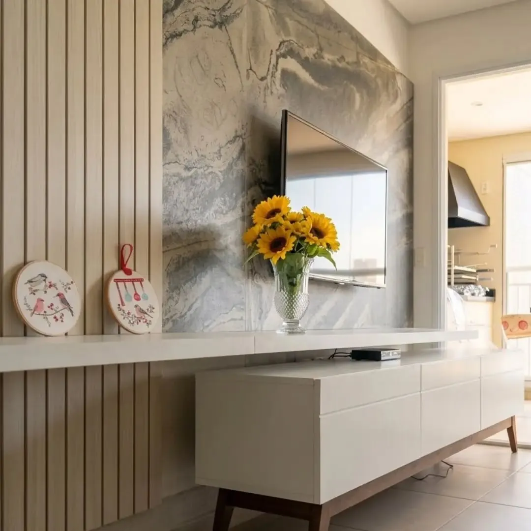 Sala com painel ripado, espelho e aparador de madeira